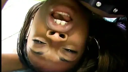 Memek becek cewek jalang cokelat ini dijilat dan di-fingering sama pacarnya