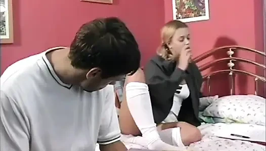 Sıkı amcıklı sarışın genç kız büyük bir yarakla sikiliyor ve ağzına boşalıyor