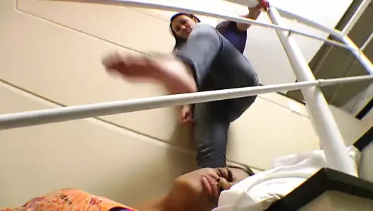 Lesbische karateke mit dicken füßen - aggressiver und sensationeller