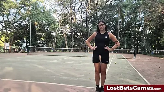Rafaela иПалея принимают свой теннисный матч на стриптиз на улице