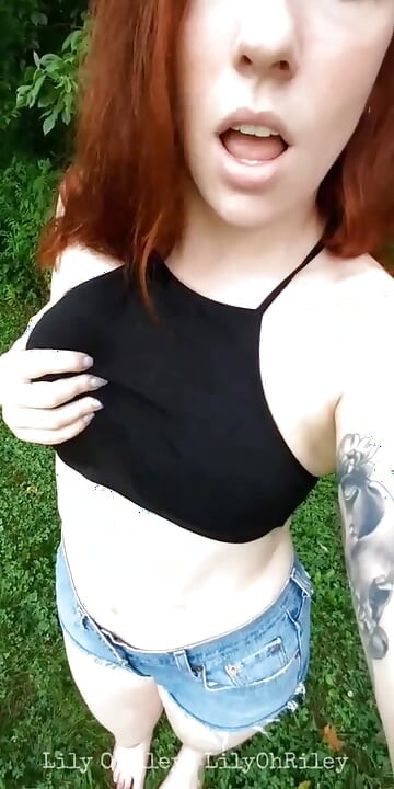 Pelirroja exhibicionista se corre duro en el parque