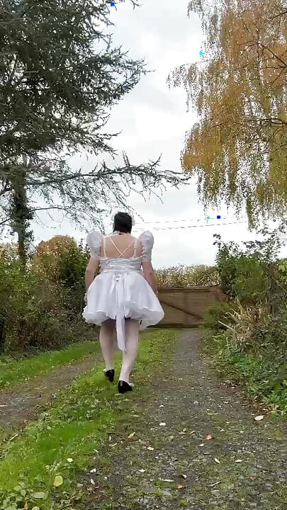 Berpakaian pendek perkahwinan untuk bermain pembantu rumah selama sehari