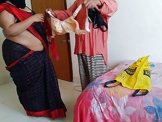 Kam, BHs zu verkaufen und gab der indischen sexy Frau beim Umziehen den roten BH