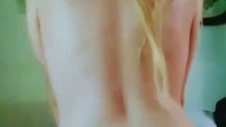 Seksowna blondynka żona ujeżdża różowego dildo