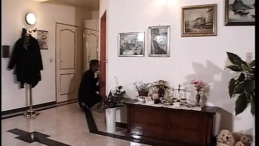 Крошку из Германии раздали после давки членом в любительском видео