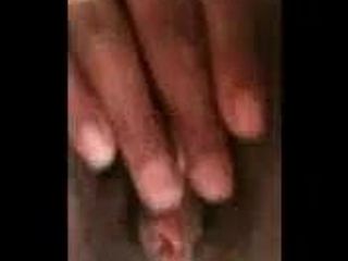 Murzynka palcem rucha swoją przekłutą cipkę
