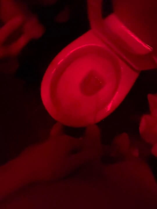 業餘男孩看著他的朋友在俱樂部的廁所裡撒尿，向他伸出援助之手然後變得堅硬......