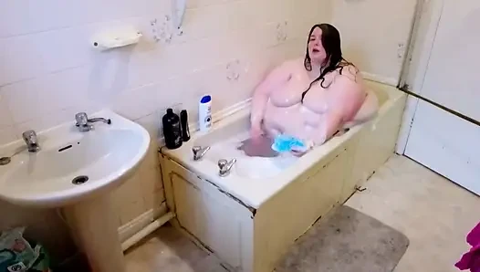 Sbbw attempts to take a bath, can she fit?
