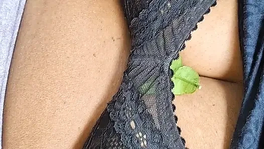 Video HD pembantu asia di luar ruangan