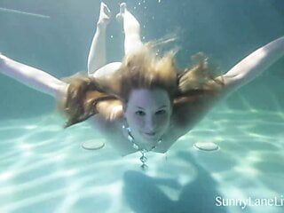 ¡Sirena desnuda chupa una polla dura palpitante dentro de la piscina!