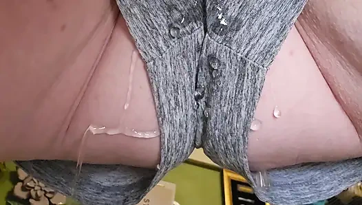 Kencing di celana pendekku dan ngebiarkan kamu nonton