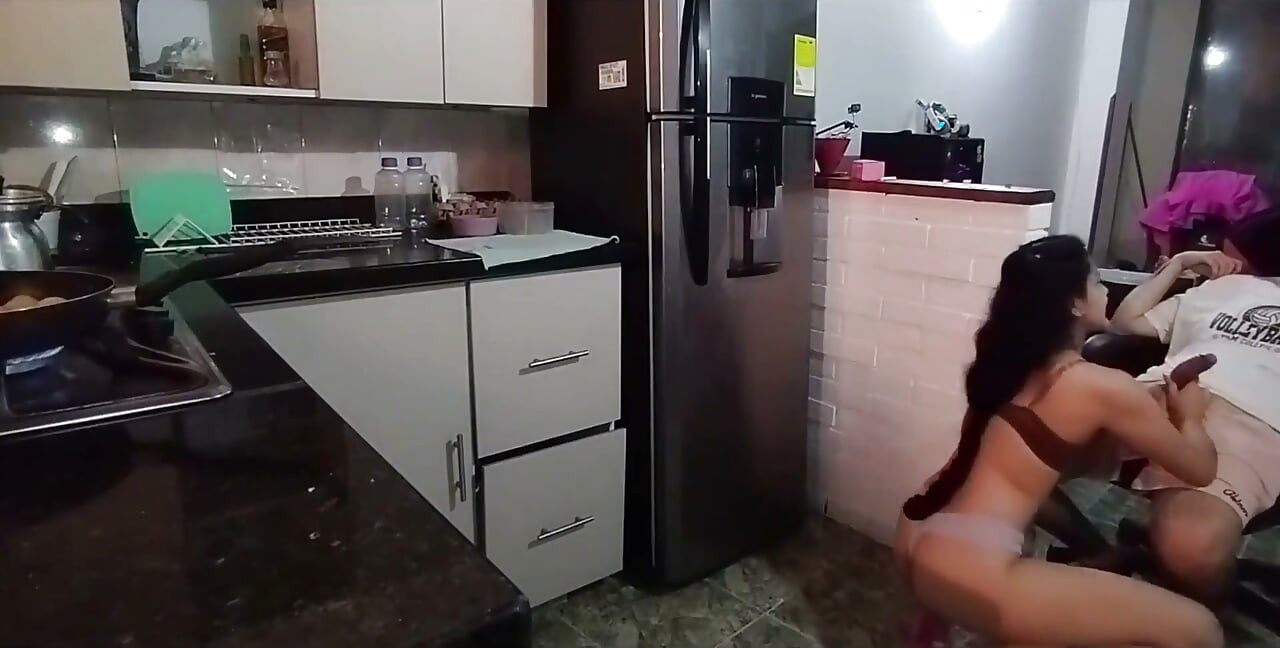Ik masturbeerde terwijl ze keek naar haar hoe ze was gekleed en ze kon het niet verdragen om mijn hele pik te zuigen
