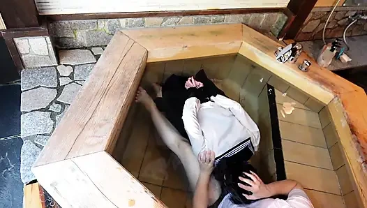 Seragam menetes ditahan di bak mandi dan diajarkan di kelas di luar kampus