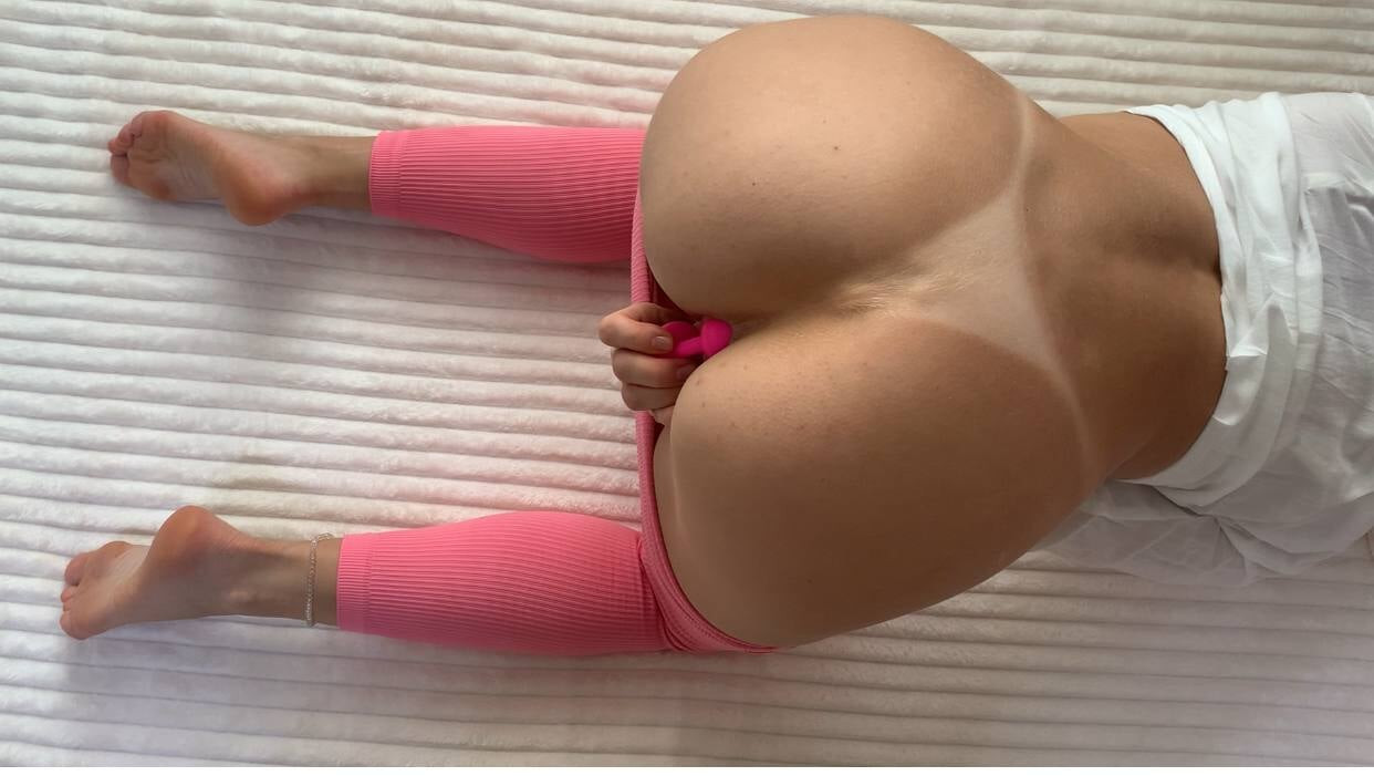 Καυτή Milf με ωραίο σφιχτό κώλο διακοσμημένο με Butt Plug