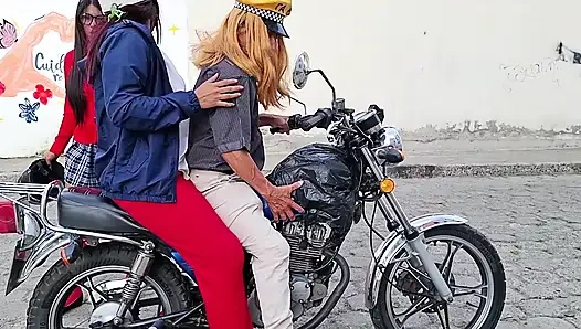 Temanku dengan pantat besar berhubungan seks dengan orang asing tua sementara aku menonton.