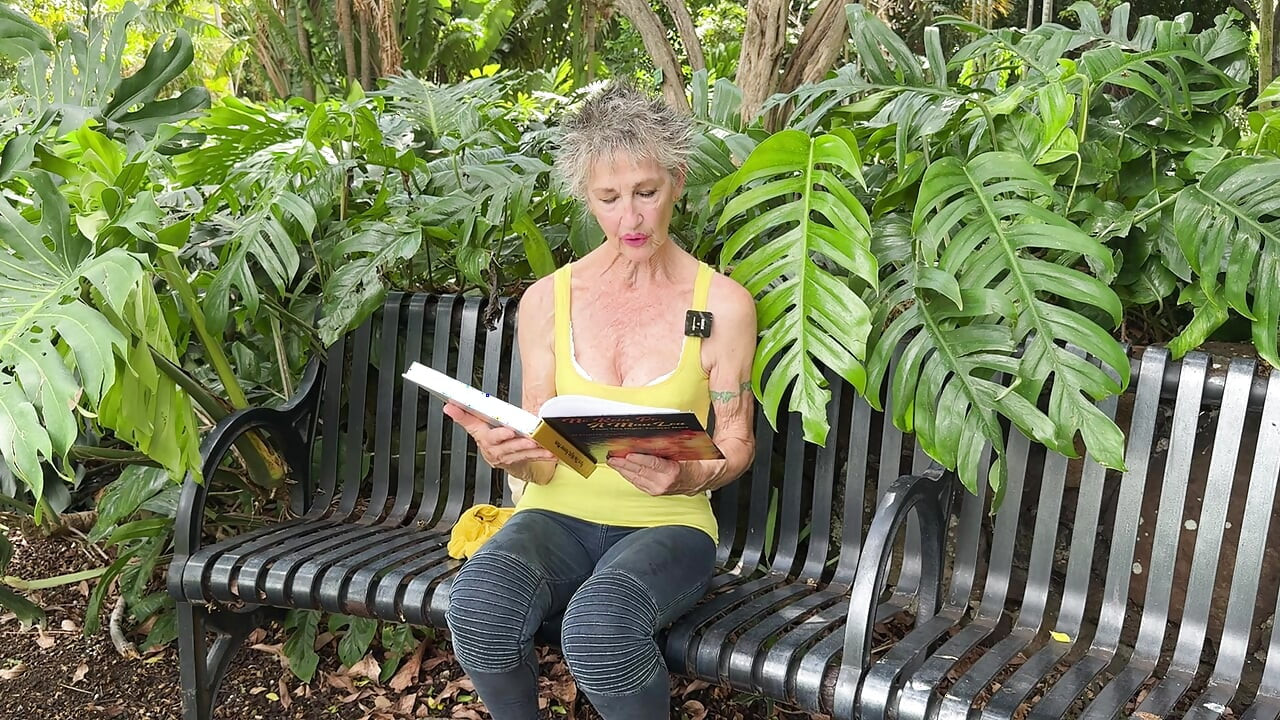 ฉันอ่านหนังสืออีโรติกของฉัน - "จากคืนนี้อีกตลอดไป"