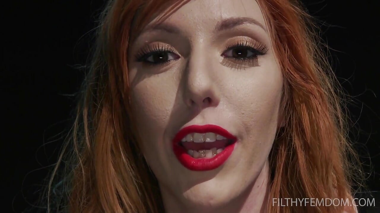 Lauren Phillips लेटेक्स में Lauren Phillips की विशेषता है