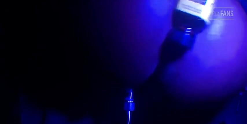 Pantat coklat besar di bawah lampu biru.ya tolong