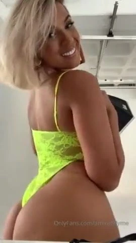 Big booty clapping