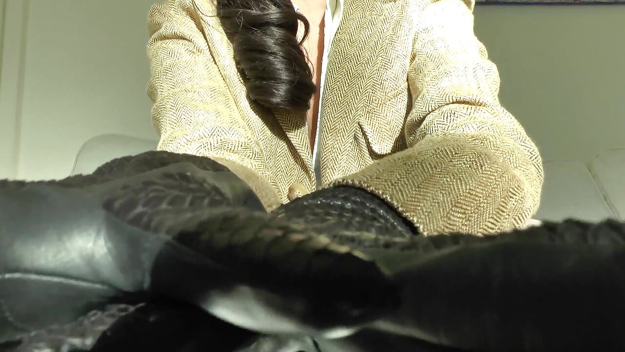 キュッキュッとした革の手袋があなたをイかせる、レディ・ヴィクトリア・ヴァレンテ