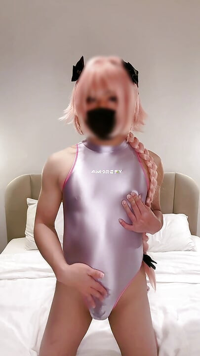Astolfo Femboy în costum de baie strâmt ejaculează și ejaculează