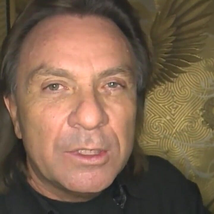 Büyük memeli orta yaşlı seksi kadın müzik stüdyosunda sert bir yarakla sikiliyor