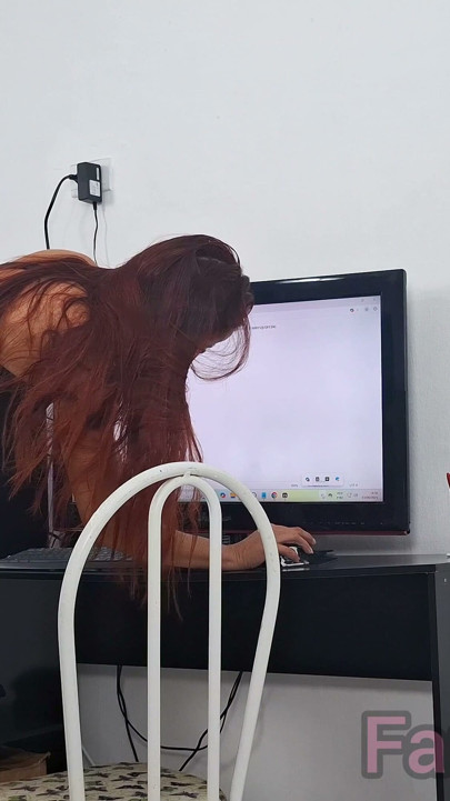 Żonata, sama w domu i bez majtek przyjmuje technika od dostawcy internetu! | Klip 1