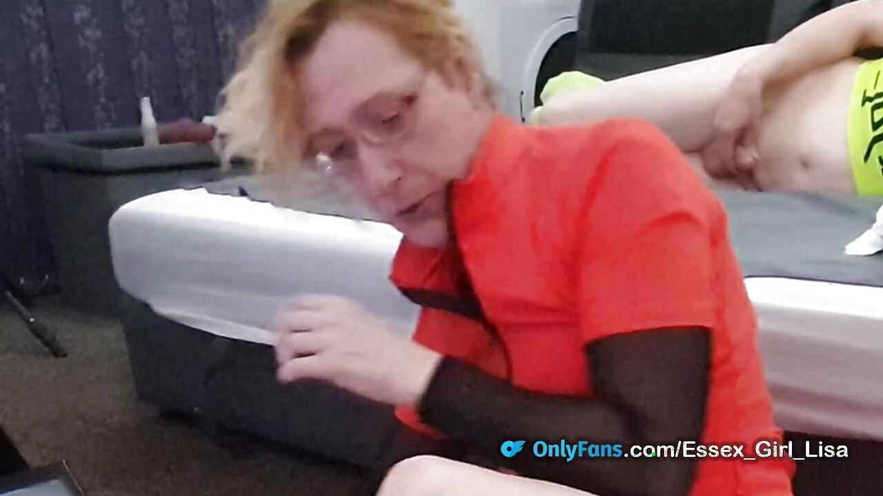 Britanska MILF Lisa analno drka s velikim dildima na jebenoj mašini