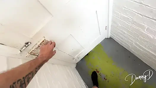 Danny D наполняет сливками киску Kat Squirt в бурном трахе в ванной