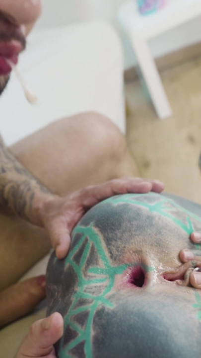 Drugi deo potpuno tetovirane devojke je jebane ogromnim kurcem i dobija spermu u analnom zjapu dvostruka penetracija | Klip 3