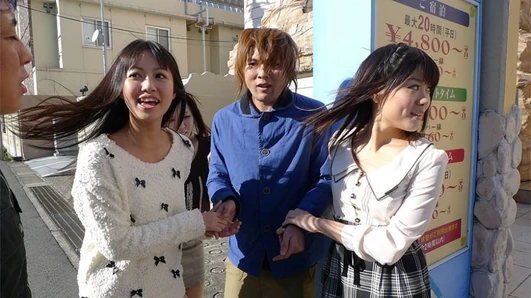 Japonesa kotomi asakura compartilha um cara com amigos, unce