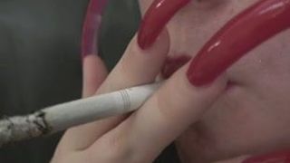 Une bombasse sexy fume avec de longs ongles sexy