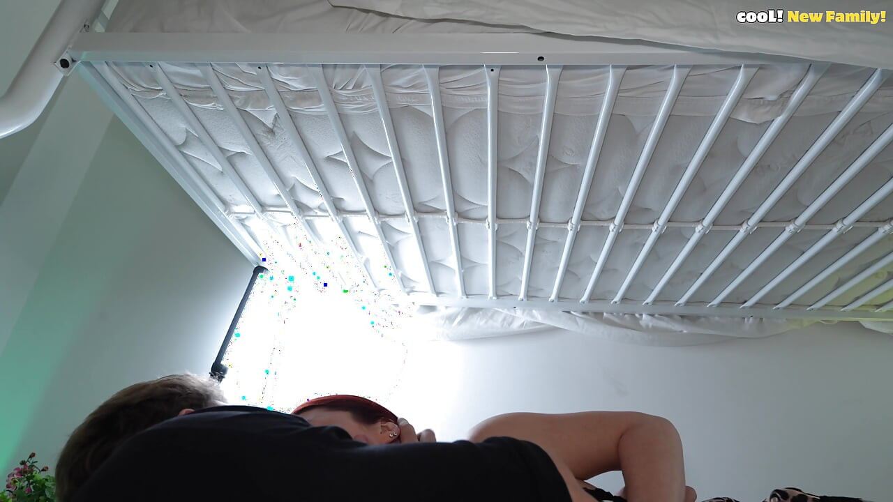 Ich bin schon erwachsen und will auch Sex! Geile Stieftochter schließt sich einer schmutzigen MILF in einem Hardcore-Hostel-Dreier an!