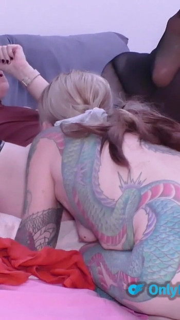 Pušenje i lizanje pičke s malim kurcem sissy Charlotte i MILF Lisa | Isječak 2