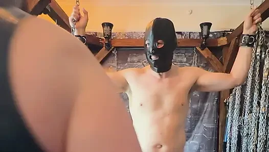 Teil 1:- Domina satana & Blackberry MILF nimmt zum ersten mal sub heiße Massage im kerker!