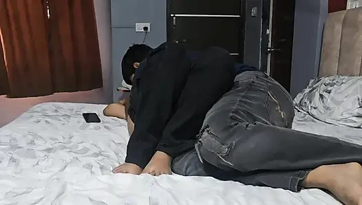 Aku bermain game dia bermain denganku hindi