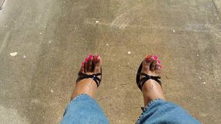 Неоновые розовые пальцы ног на каблуках