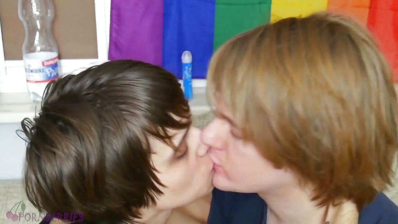 Namorados se beijando de língua, bem fundo e demorado