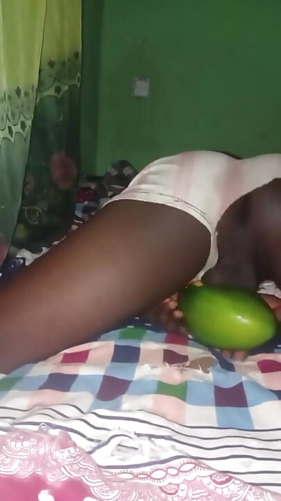 布洛克很慢地舔了她.