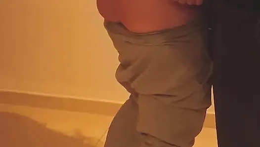 Istri hot bertopeng nyepong kontol dan toketnya dijanjikan sama temannya