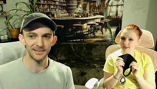 Cewek sange ini lagi asik unboxing memeknya sampai dicrot di dalam