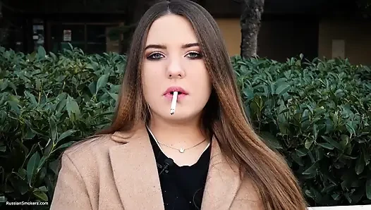 Russisches mädchen verbringt ihre mittagspause, rauchen 3 schwänke in folge