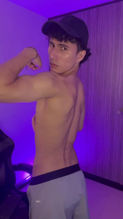 Un chico delgado pero con una buena polla