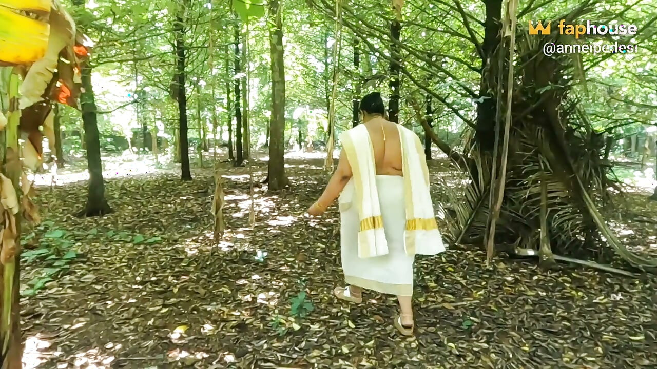Kerala tarzı geleneksel set mundu, kız açık havada soyunuyor ve seksi çıplak vücudunu sergiliyor.