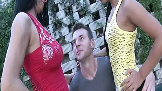 Coppie mature e giovani troiette Sc 1 full threesome scene