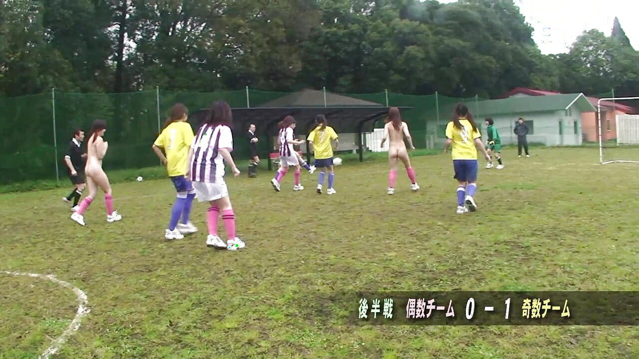 A buceta peluda da gata japonesa de futebol bateu duro - enorme explosão de gozada interna!