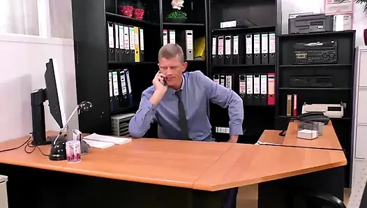 Tätowierte blondine mit dicken möpsen fickt im büro