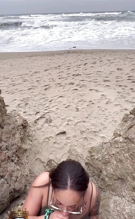 Marley Bee zuigt lul op Ocean Beach in San Francisco