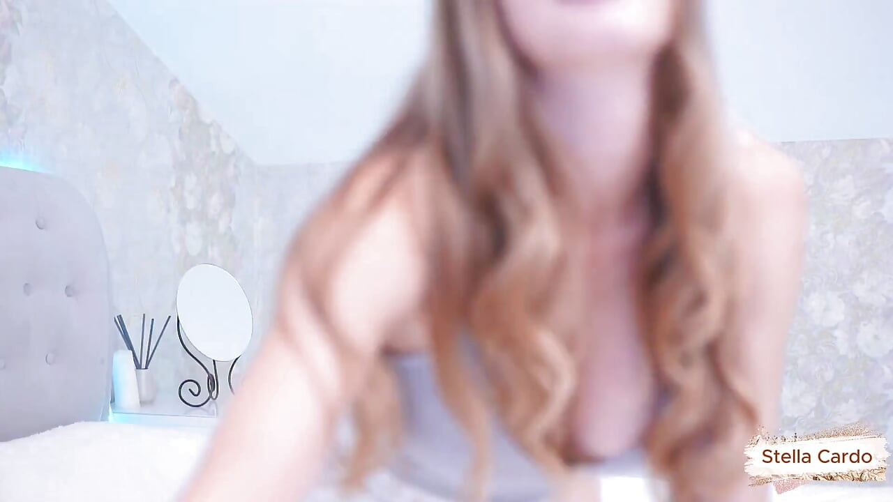 היא מציגה את הכוס הוורוד שלה בתנוחת דוגי סטייל