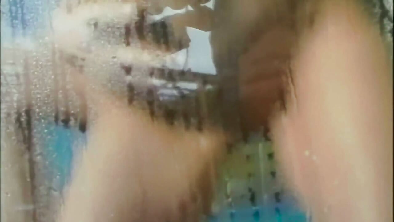 Linda, Doce e Também Muito Vadia Leva 2 Paus na Piscina